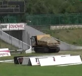 Remont murawy na Ludowym